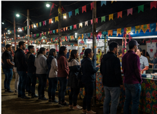 Quermesse em funcionamento com NFPainel - filas organizadas e barraquinhas operando