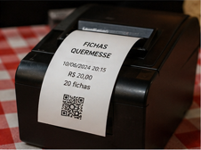 Impressora térmica Bluetooth imprimindo ticket de quermesse com itens comprados
